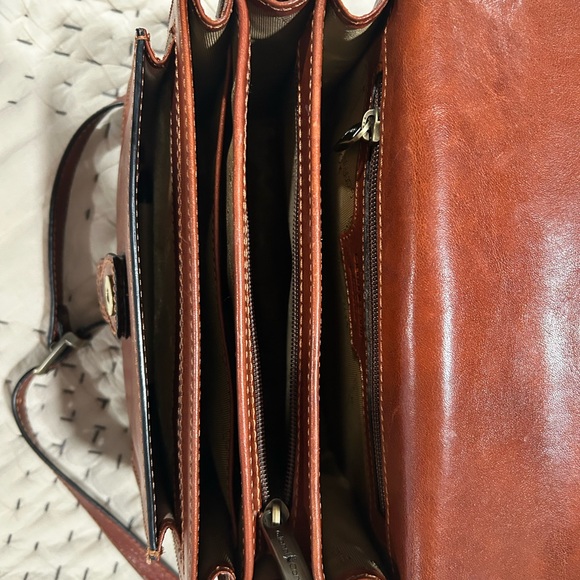 GIANNI CONTI Italy Leather Flap Over Saddle Crossbody With 4 Compartments - Picture 9 of 13